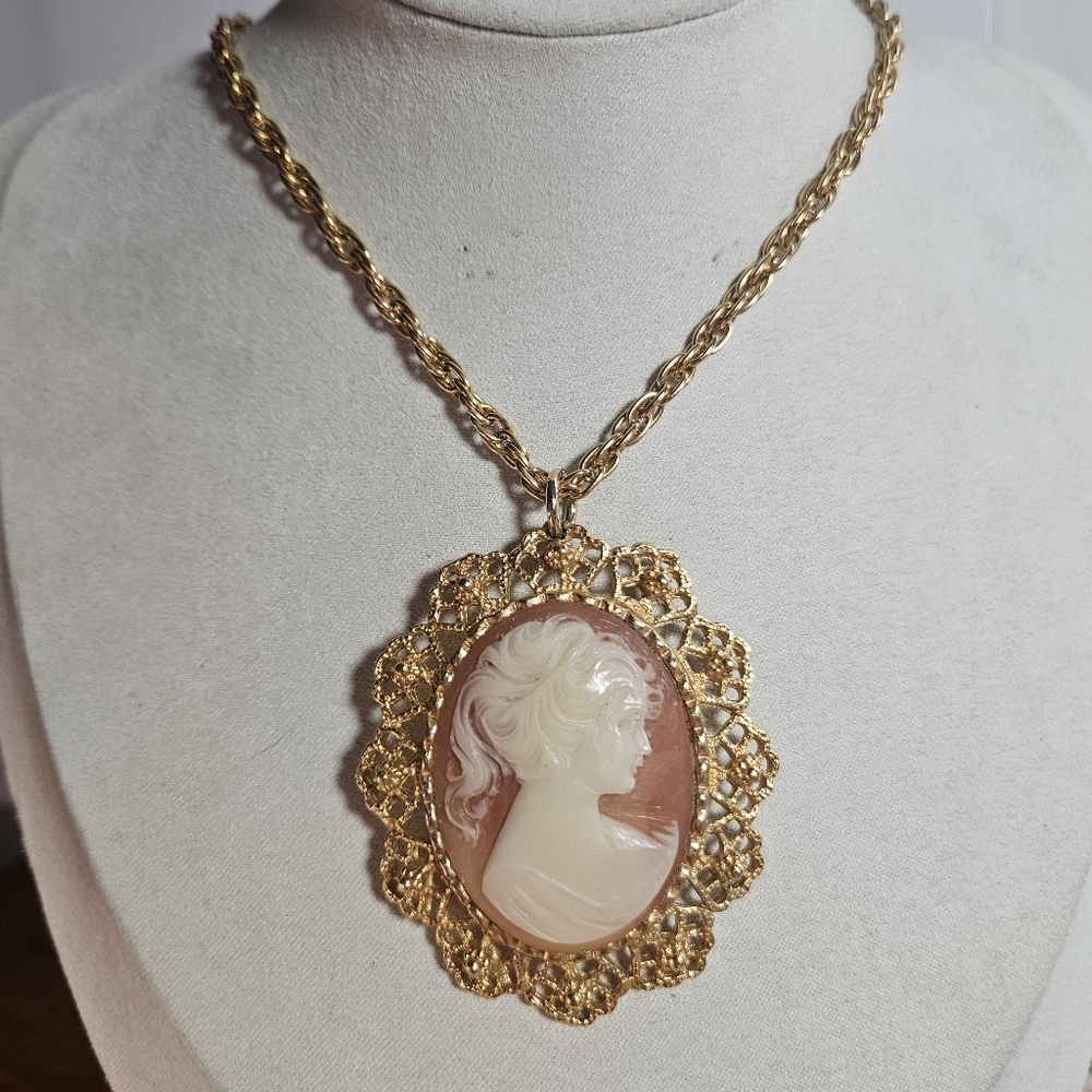 Vintage Faux Cameo Pendant Ponytail Girl in Gold-tone Setting on Chain - Picture 4 of 6